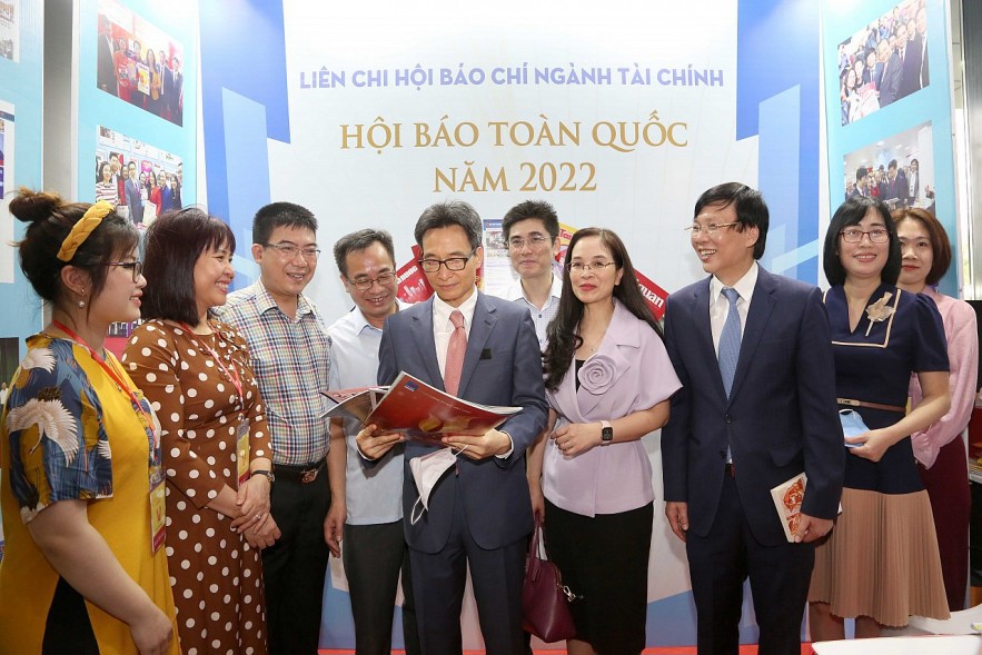 Phó Thủ tướng Chính phủ Vũ Đức Đam tham quan gian trưng bày báo chí ngành Tài chính.