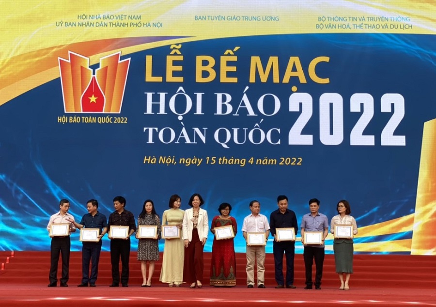 Đại diện Lãnh đạo Tạp chí Tài chính nhận giải khuyến khích cho Giao diện báo điện tử ấn tượng do Ban Tổ chức trao tặng.