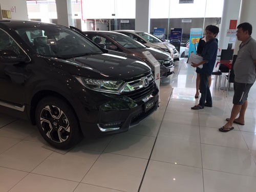 Nguồn cung dồi dào, sức mua thấp khiến giá bán các dòng ôtô giảm đáng kể so với hồi đầu năm. Nguồn: nld.com.vn