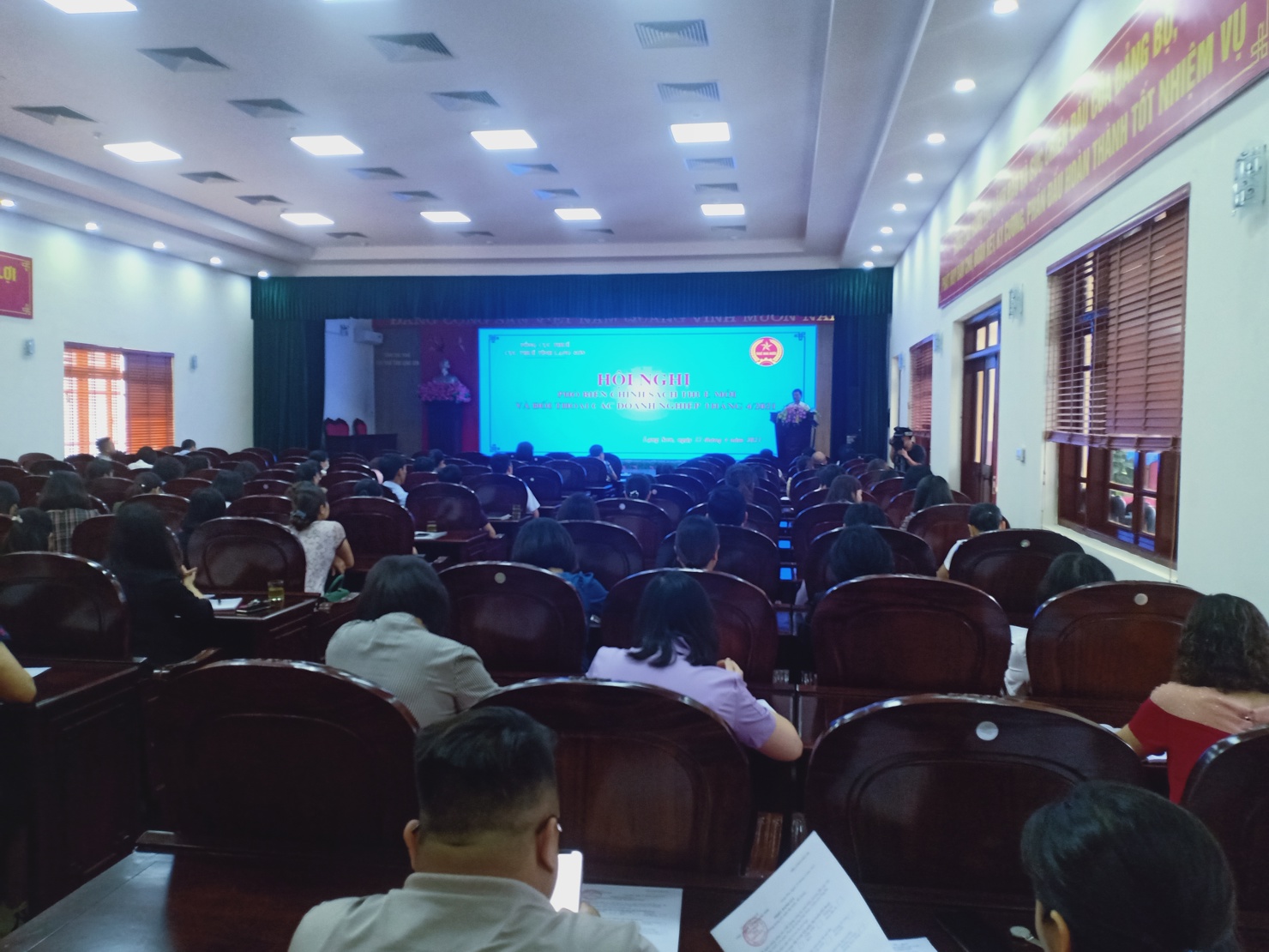 Toàn cảnh Hội nghị phổ biến chính sách thuế mới và đối thoại với các doanh nghiệp trên địa bàn tỉnh.