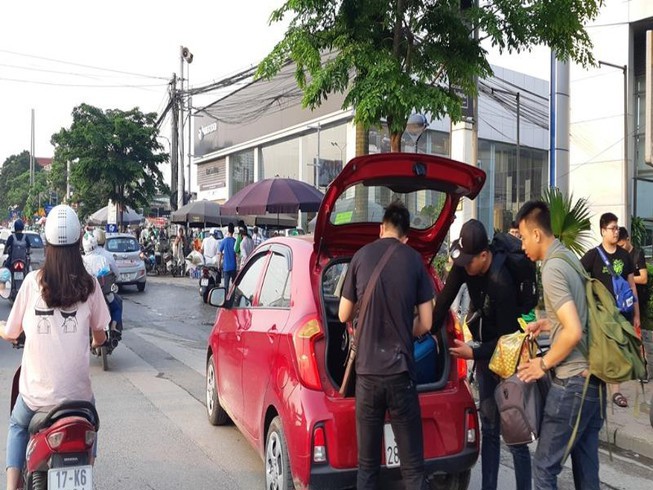 Xe hợp đồng điện tử dưới chín chỗ được phép hoạt động từ 0 giờ ngày 23/4. Ảnh: plo.vn