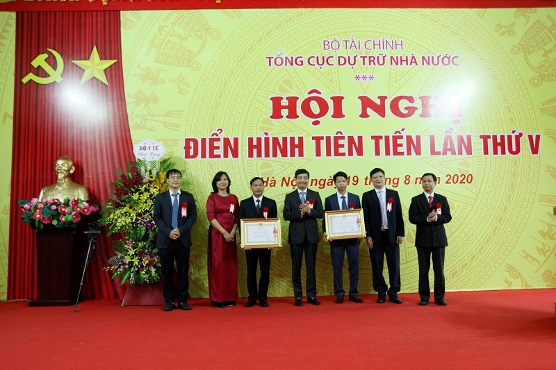 Thứ trưởng Bộ Tài chính Tạ Anh Tuấn trao Huân chương Lao động hạng Nhất, hạng Nhì cho Vụ Chính sách và Pháp chế và Vụ Tài vụ - Quản trị thuộc Tổng cục DTNN có thành tích xuất sắc.