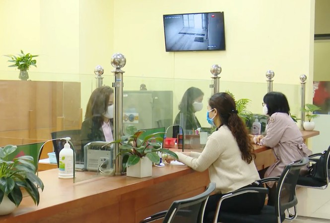 Hằng tháng, NHCSXH chi trả đến người lao động bị ngừng việc qua tài khoản hoặc tại trụ sở NHCSXH nơi cho vay