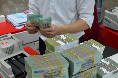Nhu cầu huy động vốn trung dài hạn ở các ngân hàng tiếp tục tăng. Nguồn: NLĐ