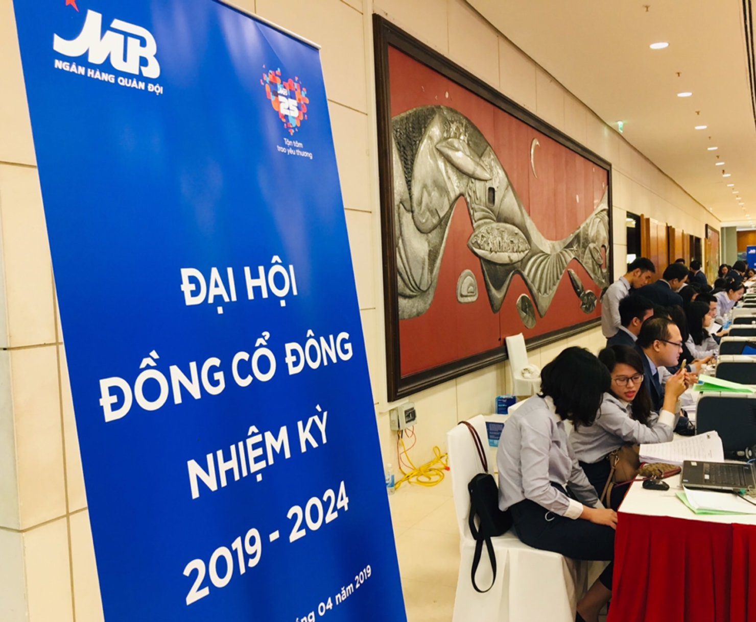 Phiên họp ĐHCĐ MBBank diễn ra hôm 27/4. Ảnh: Lê Hải.