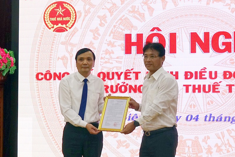 Phó Tổng cục trưởng Tổng cục Thuế Đặng Ngọc Minh trao quyết định điều động, bổ nhiệm Cục trưởng cục Thuế Điện Biên cho ông Nguyễn Quang Việt.