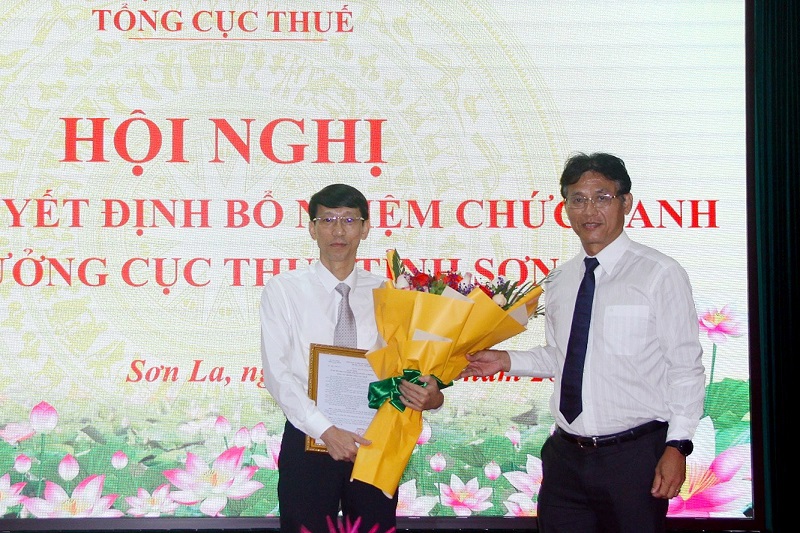 Phó Tổng cục trưởng Tổng cục Thuế Đặng Ngọc Minh trao quyết định bổ nhiệm Cục trưởng Cục Thuế Sơn La cho ông Hà Minh Đức. 