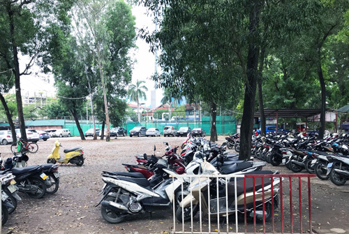 Bãi xe trên mặt đất tại công viên Thủ Lệ hiện nay. Nguồn: Võ Hải.