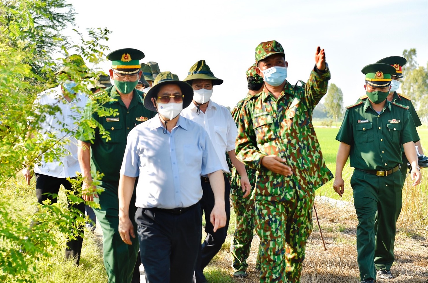 Chiều 9/5, Thủ tướng Phạm Minh Ch&iacute;nh kiểm tra c&ocirc;ng t&aacute;c ph&ograve;ng, chống dịch Covid-19 tr&ecirc;n tuyến bi&ecirc;n giới T&acirc;y Nam, khu vực Đồn Bi&ecirc;n ph&ograve;ng Vĩnh Ngươn, TP. Ch&acirc;u Đốc, tỉnh An Giang. Nguồn: chinhphu.vn