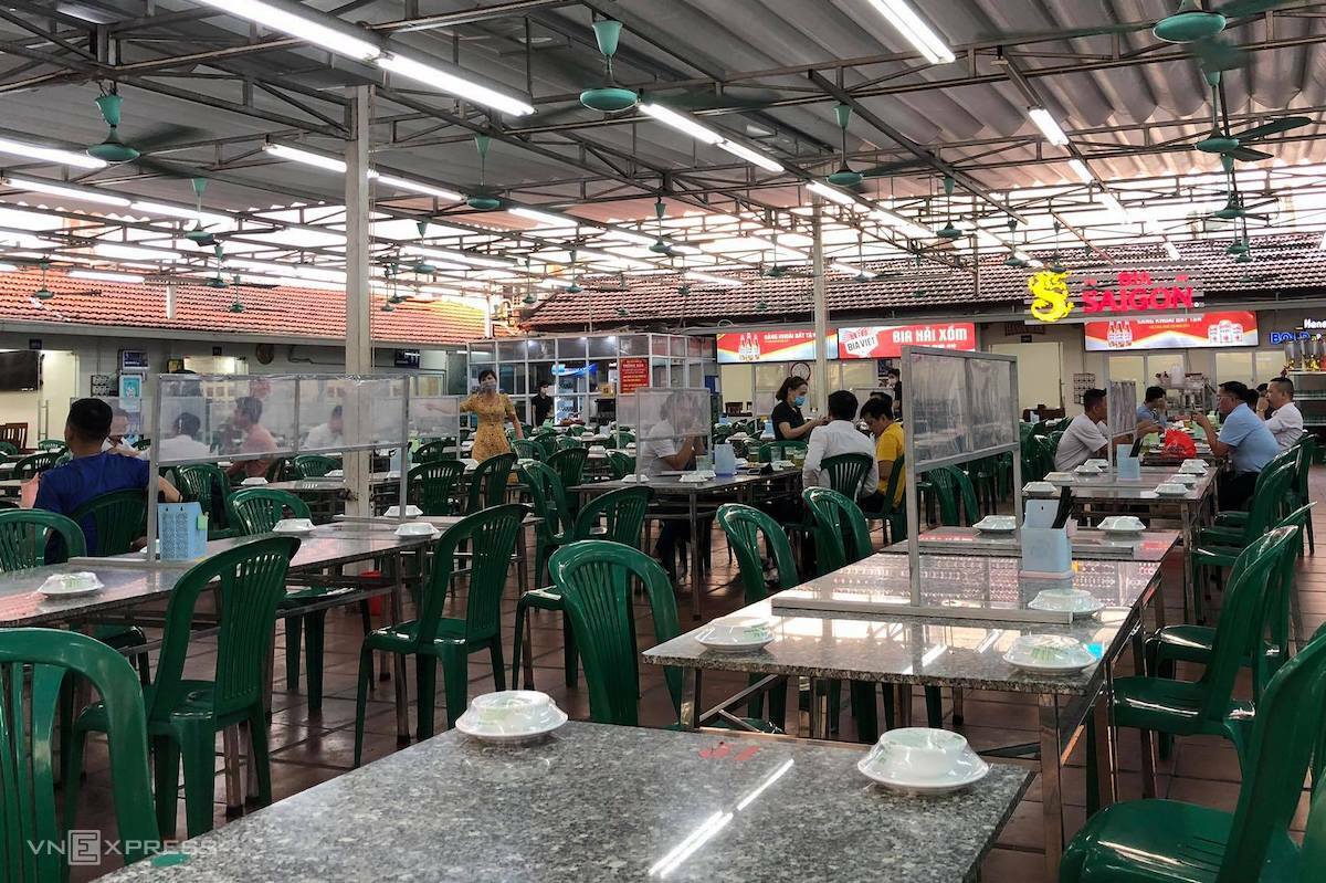 TP. Hà Nội yêu cầu các cơ sở kinh doanh dịch vụ ăn uống xung quanh các bệnh viện chỉ được bán hàng mang về. Nguồn: Internet