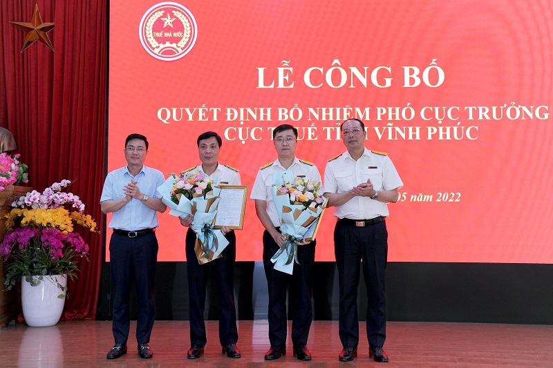 Phó Tổng cục trưởng Vũ Xuân Bách và Phó Chủ tịch UBND tỉnh Vĩnh Phúc Vũ Việt Văn trao các quyết định bổ nhiệm cho ông Nguyễn Đức Huy và ông Nguyễn Doãn Nam Hải.