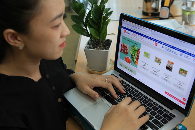 Người dân tăng cường mua thực phẩm tiêu dùng nhanh và các thực phẩm tươi sống qua mạng trong mùa dịch. Ảnh: Hoàng Triều