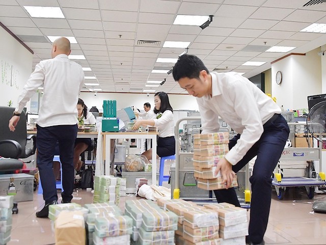 Các ngân hàng khẳng định, với giá vốn cao như hiện nay, việc đưa lãi suất cho vay về mức 4-5%/năm là rất khó. Nguồn: Internet.