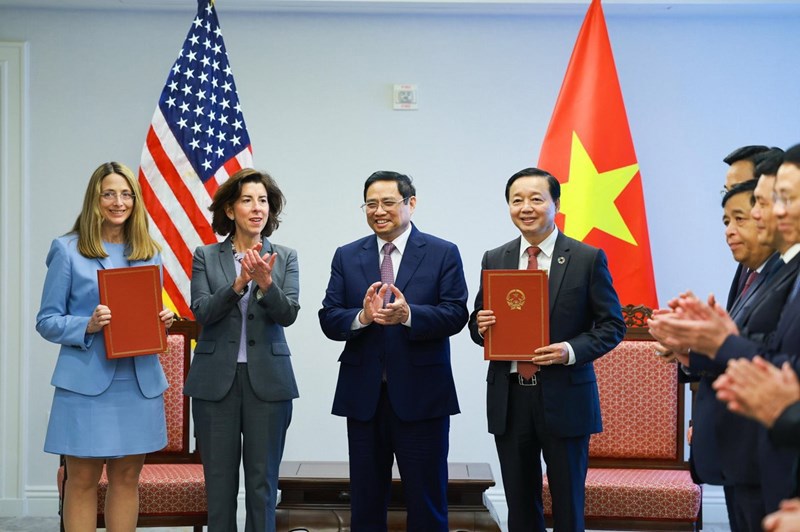 Thủ tướng Phạm Minh Chính và Bộ trưởng Thương mại Hoa Kỳ chứng kiến ký kết hàng loạt thỏa thuận kinh tế giữa hai nước.