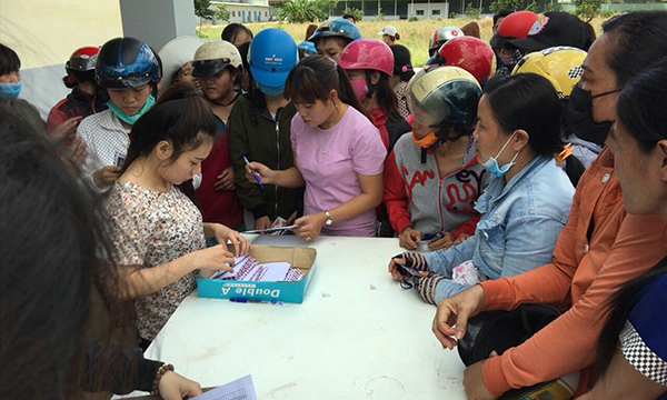 Cơ quan chức năng tỉnh Bình Phước giải quyết hậu quả tại Công ty Sang Hun. Nguồn: BHXH Việt Nam)