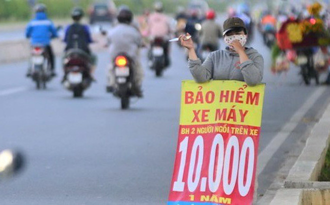 Trên một số tuyến đường bảo hiểm còn được bày bán bên vỉa hè, với nhiều mức giá khác nhau. Nguồn: Internet.