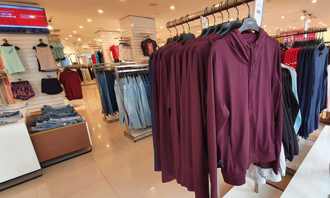 Áo chống nắng do các doanh nghiệp nội địa sản xuất từ chất liệu chống tia UV rất được lòng chị em.