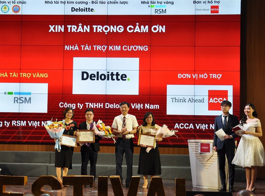 PGS.,TS. Lê Xuân Trường - Trưởng Khoa Thuế và Hải quan, Trưởng Ban tổ chức cuộc thi tặng hoa và giấy chứng nhận cho các nhà tài trợ.