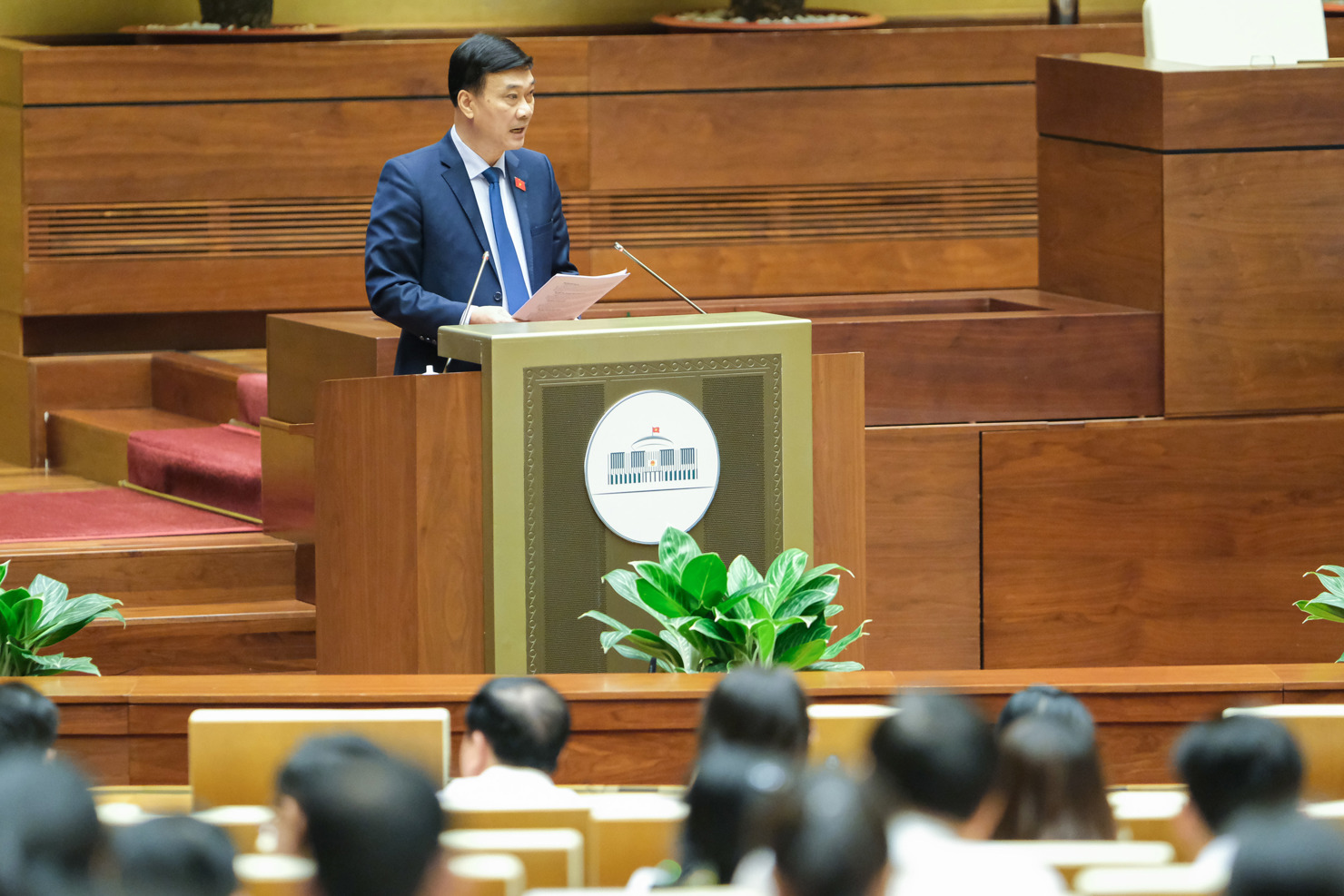 Chủ nhiệm Ủy ban Kinh tế của Quốc hội Vũ Hồng Thanh trình bày Báo cáo giải trình, tiếp thu, chỉnh lý dự thảo Luật Kinh doanh bảo hiểm (sửa đổi).