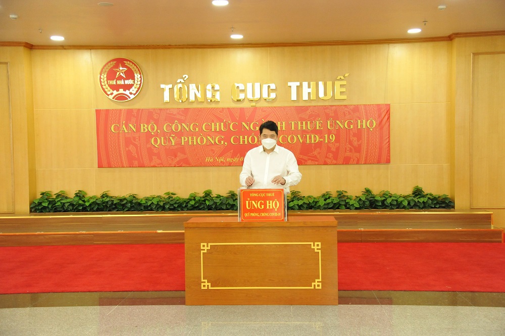 Tổng cục trưởng Tổng cục Thuế Cao Anh Tuấn thực hiện quyên góp, ủng hộ Quỹ vắc xin phòng Covid-19 và công tác phòng, chống dịch Covid-19.