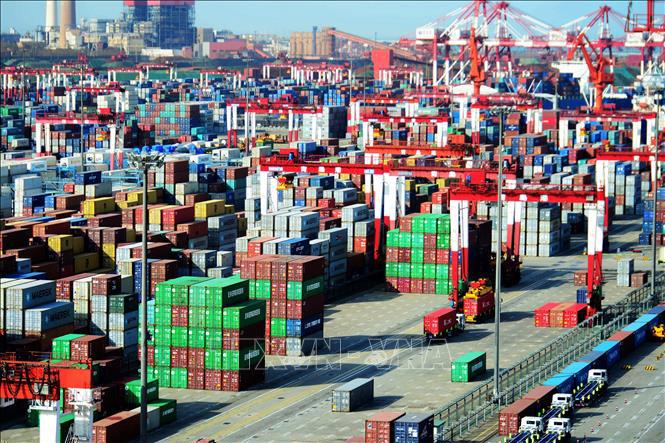 Hàng hóa được xếp tại cảng ở Thanh Đảo, tỉnh Sơn Đông, Trung Quốc. Nguồn: AFP/ TTXVN