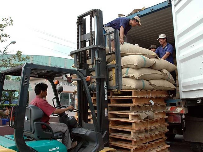  trong bốn tháng đầu năm nay, tám lô hàng nông sản và chín lô hàng thủy sản của nước ta xuất khẩu sang châu Âu  bị hệ thống cảnh báo nhanh của EU phát hiện chứa các chất vượt mức cho phép hoặc bị cấm sử dụng trong thực phẩm theo tiêu chuẩn EU.