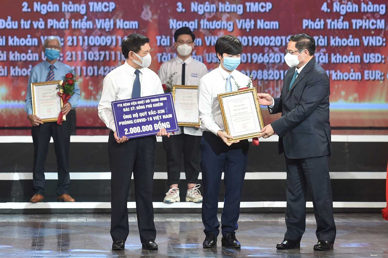 Thủ tướng Chính phủ Phạm Minh Chính, Bộ trưởng Bộ Tài chính Hồ Đức Phớc trao chứng nhận ủng hộ Quỹ vắc xin phòng, chống Covid-19 của người dân, doanh nghiệp. 