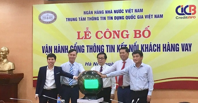 Phó Thống đốc NHNN Nguyễn Kim Anh cùng các đại biểu bấm nút vận hành Cổng thông tin kết nối khách hàng vay.