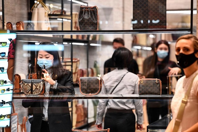 Khách hàng mua sắm tại Galeries Lafayette ở Paris khi Pháp nới lỏng các biện pháp cách ly xã hội. Ảnh: AFP/Getty Images