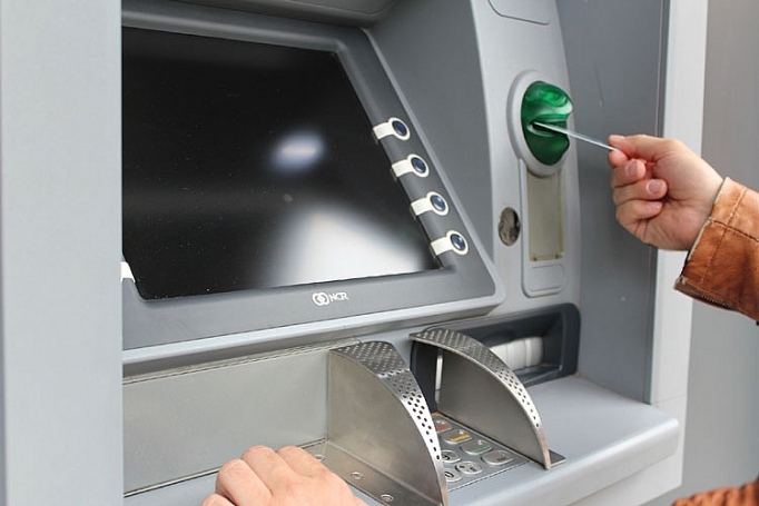 Việt Nam đang phấn đấu đến năm 2020 đạt 20% số tiền chi trả an sinh xã hội được thực hiện qua ngân hàng. Nguồn: Internet.