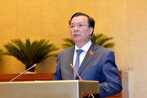 Bộ trưởng Đinh Tiến Dũng trình bày Tờ trình. Nguồn: quochoi.vn