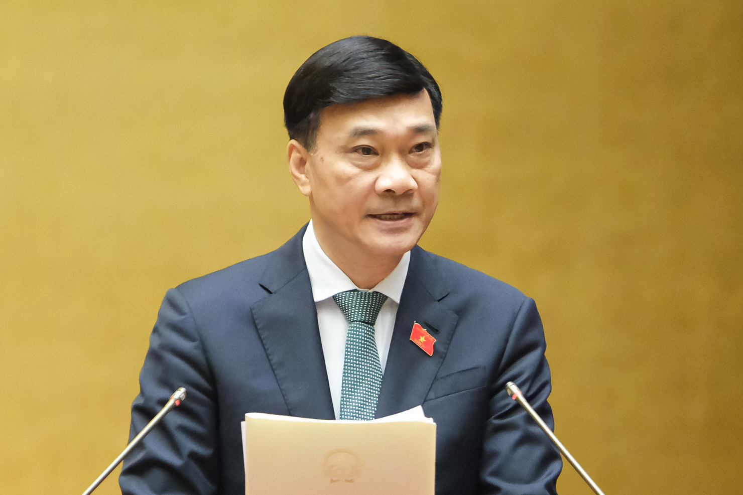 Chủ nhiệm Ủy ban Kinh tế Vũ Hồng Thanh trình bày Báo cáo giải trình, tiếp thu, chỉnh lý dự thảo Luật Kinh doanh bảo hiểm (sửa đổi)