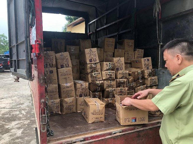 Cơ quan chức năng thu giữ 8.000 que kem các loại do Trung Quốc sản xuất, được đóng trong 200 hộp cattong (40 que/hộp). Nguồn: Tổng cục QLTT