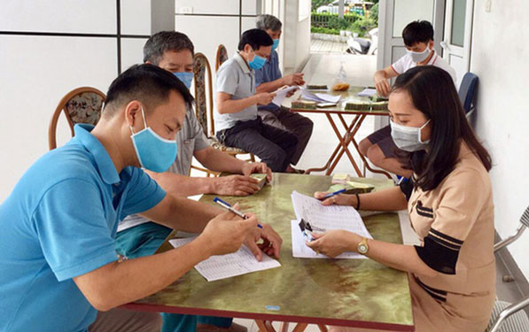 Người lao động TP. Hà Nội bị ảnh hưởng bởi dịch Covid-19 làm thủ tục nhận hỗ trợ