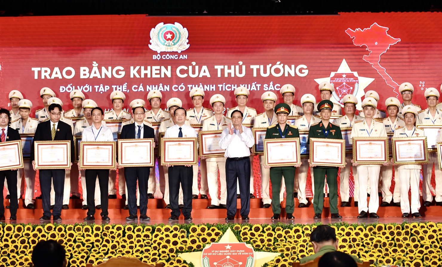 Thủ tướng Phạm Minh Chính trao Bằng khen cho các tập thể, cá nhân có thành tích xuất sắc trong xây dựng, triển khai hai dự án. Nguồn: Chinhphu.vn