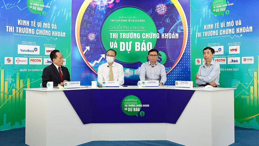 Các chuyên gia tham dự phiên tọa đàm với chủ đề “Kinh tế vĩ mô và thị trường chứng khoán”