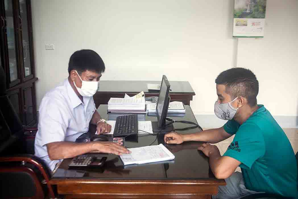 Cán bộ bộ phận thu, Cục Thuế Lai Châu hướng dẫn khách hàng kê khai nộp thuế. 