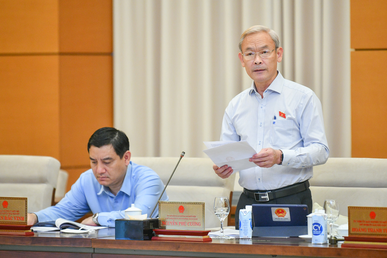 Chủ nhiệm Ủy ban Tài chính - Ngân sách Nguyễn Phú Cường trình bày Báo cáo thẩm tra.