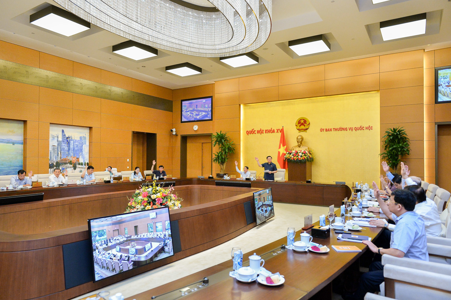 100% thành viên Ủy ban Thường vụ Quốc hội tham gia biểu quyết tán thành, Ủy ban Thường vụ Quốc hội thông qua Nghị quyết về mức thuế bảo vệ môi trường đối với xăng, dầu, mỡ nhờn.