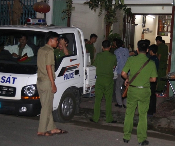 Lực lượng Công an thu giữ các tài liệu liên quan đến hoạt động mua bán trái phép hóa đơn được tại doanh nghiệp tư nhân Tuyết Liêm để phục vụ công tác điều tra.