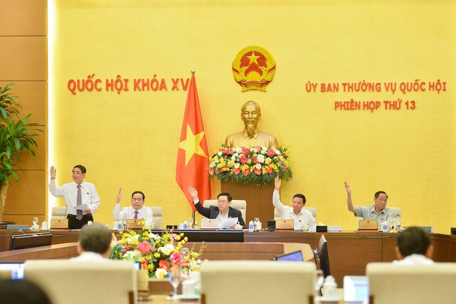 Ủy ban Thường vụ Quốc hội biểu quyết thông qua nghị quyết về chủ trương chuyển mục đích sử dụng rừng, đất rừng và đất trồng lúa nước.