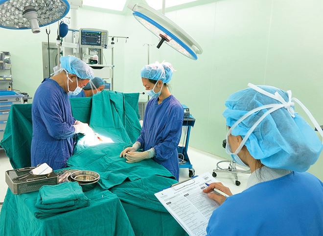 Mặc dù thẻ BHYT có vai trò quan trọng đối với người dân, nhất là bệnh nhân mắc bệnh hiểm nghèo nhưng vẫn còn 10 triệu người dân Việt Nam chưa tham gia BHYT. Nguồn: Internet.