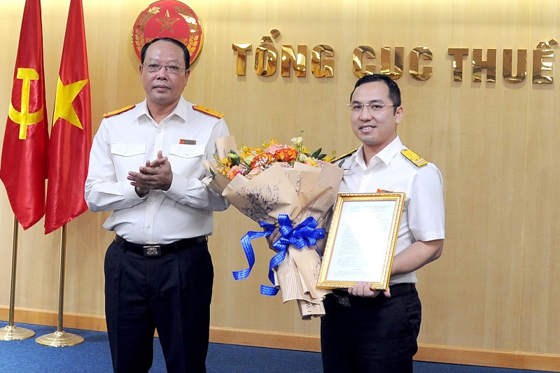 Phó Tổng cục trưởng Vũ Xuân Bách trao Quyết định bổ nhiệm Cục trưởng Cục Thuế Doanh nghiệp lớn cho ông Nguyễn Bằng Thắng.