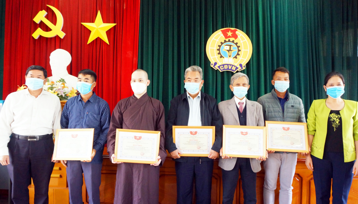 Ủy ban MTTQ Việt Nam tỉnh Bắc Kạn tặng Bằng khen cho các tập thể trong thực hiện Chương trình phối hợp “Phát huy vai trò các tôn giáo tham gia bảo vệ môi trường và ứng phó với biến đổi khí hậu” giai đoạn 2016 - 2021