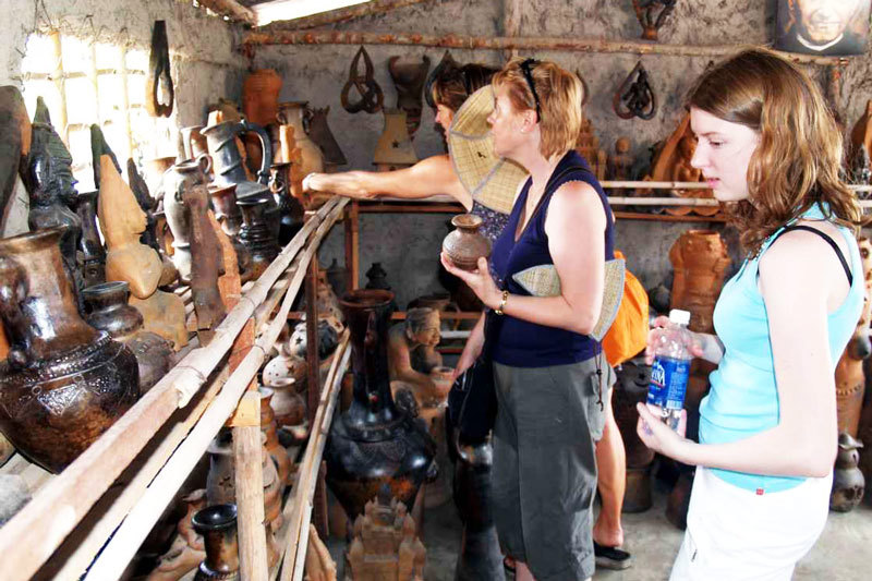 Du khách tham quan làng nghề Gốm Bàu Trúc