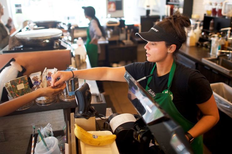 Nhân viên Starbuck phục vụ trong cửa hàng tại South Philadelphia. Nguồn: Reuters.