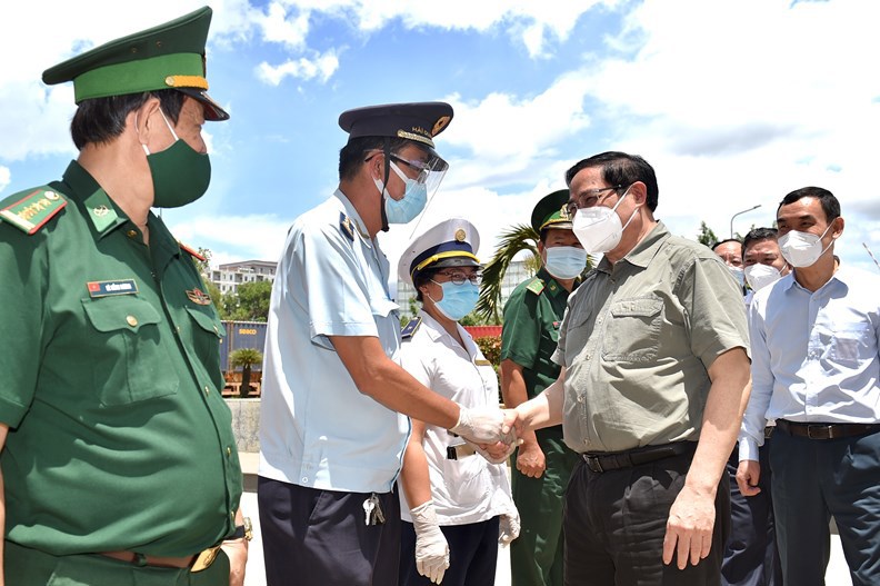 Thủ tướng Phạm Minh Chính kiểm tra công tác phòng chống dịch tại cửa khẩu quốc tế Mộc Bài, Tây Ninh. Nguồn: chinhphu.vn