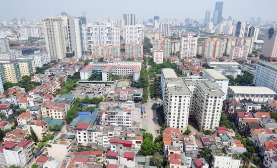 Phải kiểm tra và thông báo lại cho người sử dụng đất biết rõ lý do và quyết định thu hồi sổ đã cấp. Nguồn: Internet.