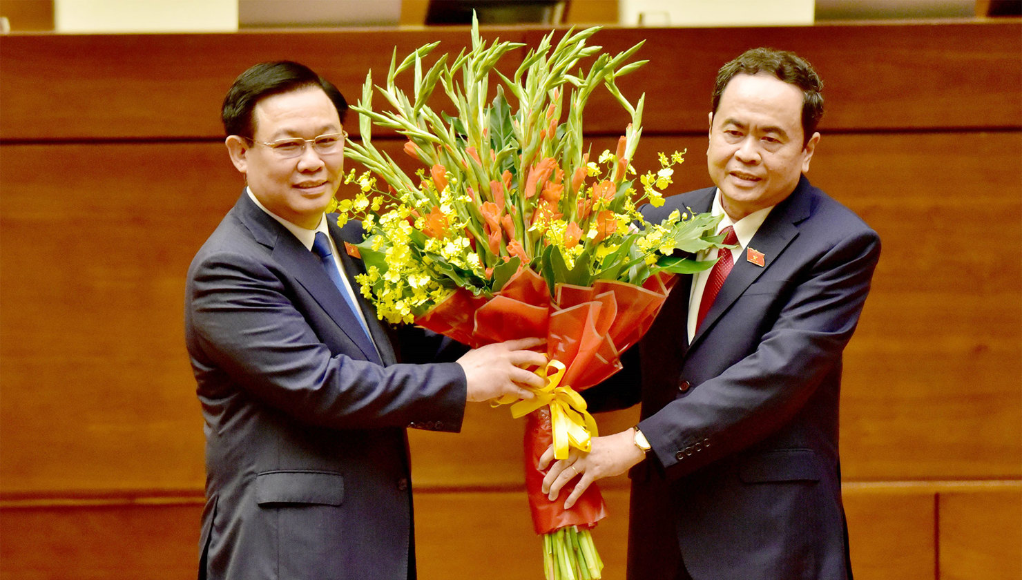 Phó Chủ tịch Thường trực Quốc hội Trần Thanh Mẫn tặng hoa chúc mừng Chủ tịch Quốc hội Vương Đình Huệ.