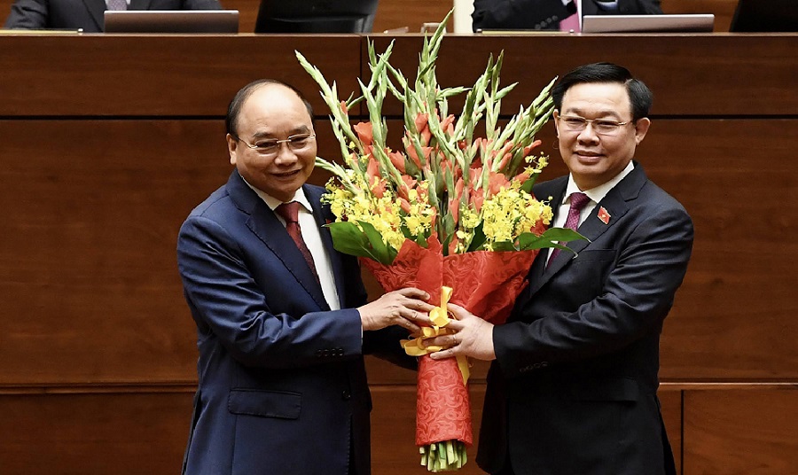 Chủ tịch Quốc hội Vương Đình Huệ tặng hoa chúc mừng Chủ tịch nước Nguyễn Xuân Phúc.